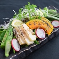 料理メニュー写真 季節の野菜炭火焼サラダ