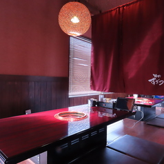 掘りごたつ座敷は、足を伸ばしてゆったりとお寛ぎ頂けます。仕切りを入れて、お席もゆったりとした造りなので、周りを気にせずにお食事をお楽しみいただけます。ご宴会やご会食など、様々なシーンでご利用ください。