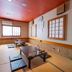 ゆっくりお食事するならテーブル席♪当店看板メニューの焼き鳥やお料理を囲んで楽しくお話しできるので、ご家族でのお食事・女子会・仲の良いご友人との飲み会・同僚との打ち上げにもピッタリ！お席の確保は事前予約がおすすめ◎