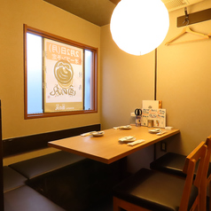 ゆったりとした雰囲気で骨付き鳥を楽しめるソファーテーブル席