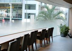 自然光が心地よく差し込み ゆったり過ごせるるので、おひとり様にもおすすめの開放感あふれる窓側カウンター席です。