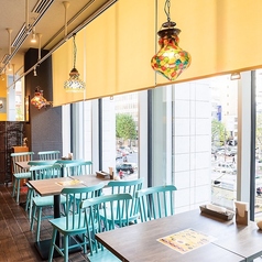 入口すぐ右 &nbsp;お席の連結可能でので、大人数でもご利用いただけます。