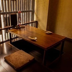【1階 掘りごたつ式個室：2～24名様】1階にある和の趣を感じる落ち着いた雰囲気の個室は、2名様から最大24名様までご利用可能。足を伸ばしてくつろげる空間で、長時間のご利用でも快適にお過ごしいただけます。ご友人とのお食事やご家族での会食、会社のご宴会など、さまざまなシーンに合わせて柔軟にご対応いたします。