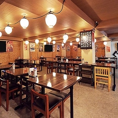 ご家族やご友人とのカジュアルな会食に使い勝手の良いお席です。賑やかな雰囲気の中で、自慢の炭火焼きや郷土料理を存分に堪能いただけます。こちらのフロアはレイアウトの変更も承っておりますので、人数に合わせた調整も可能です。少人数の集まりから会社宴会まで、幅広いシーンでご利用可能ですので、ご相談ください。