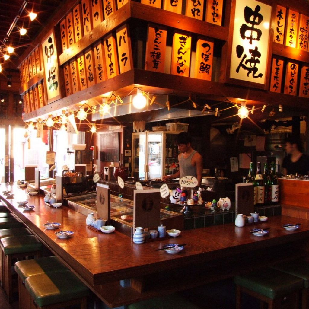 店内に入ると一番に目につくカウンター♪こだわりの仕入れの食材を職人が一つ一つ丁寧に仕上げます♪