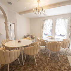 当店では、小学生以上のお子様連れのご利用も大歓迎です!まるで別世界にいるようなオシャレな空間で、お子様にも特別な体験を味わっていただけます。ご家族で一緒に美味しい料理やスイーツを楽しみながら、楽しい時間をお過ごしください。思い出に残る素敵なひとときを、ぜひご堪能ください!