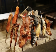 備長炭で豪快に焼きあげる炭火焼き