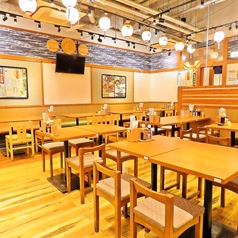 4名様用のテーブル席が多数