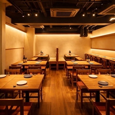 【宴会・歓送迎会に最適】田町・三田駅から徒歩3分!喫煙可能で食べ放題・飲み放題付きの幅広いシーンに対応する当店。普段使いから大人数での貸切宴会まで、便利なアクセスでお待ちしています。テーブル席とカウンター席で、お一人様でもグループでも楽しい時間をお過ごしいただけます。