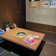 周りとの距離を保ちつつ、お店の温かい雰囲気もほどよく感じられるお席。4名様用の空間を3席ご用意しており、仕切りを外せば最大12名様までの集まりにも早変わり！密閉感がないからこその居心地の良さは、肩肘張らずにリラックスして過ごしたい普段のお食事や女子会に最適です。