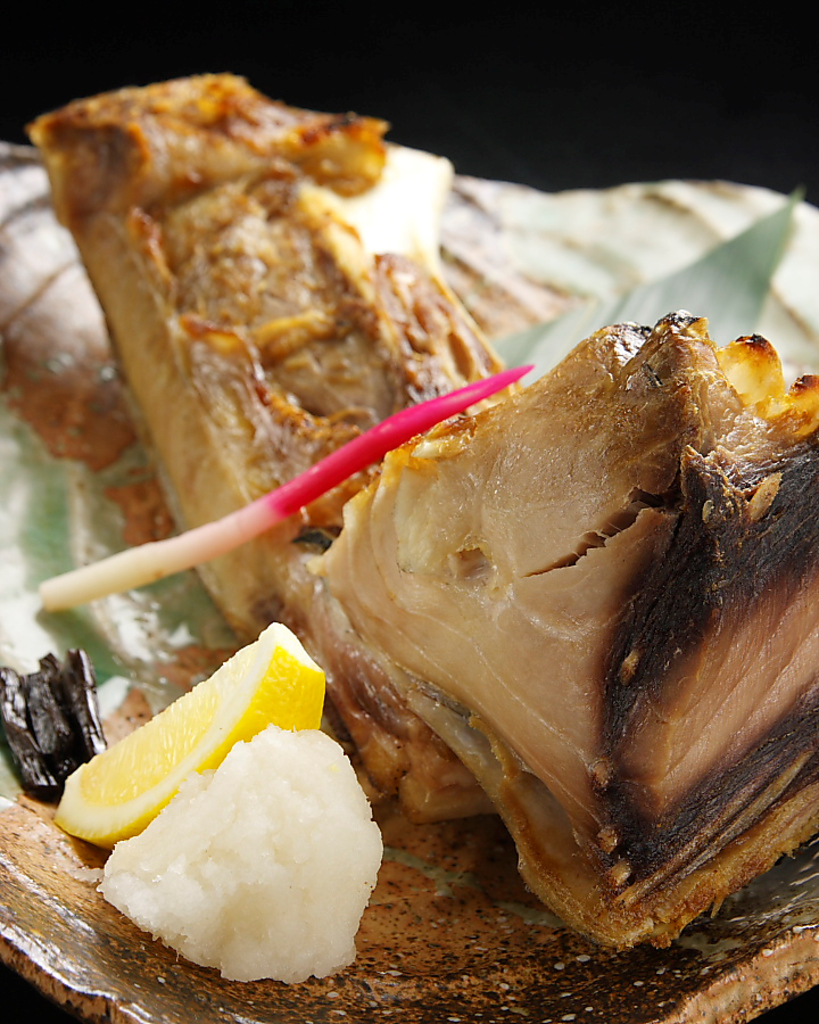 自慢のお魚料理をリーズナブルにいただけるランチは665円より。特大カマ焼きに出会えたらラッキー！