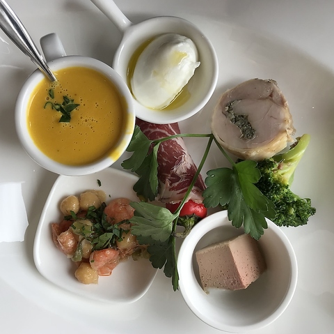 マリーナのすぐそば。広いテラスで潮風を感じながら本格的なナポリ料理を。
