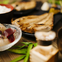 炭火で豪快に焼き上げた干物や漬け魚、旬の素材は絶品！