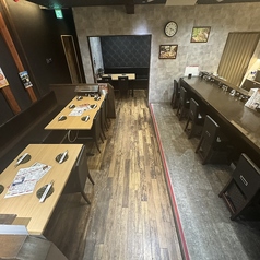 木目の温もりがある店内では、K-POPや韓国映画が流れてます♪韓国好きの方全員集合！！