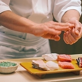 各種コースに握りを追加可能です。この道30年のベテランの料理長になんでもお任せ下さい！ネタはもちろん、しゃりに使う合わせ酢にもこだわっています。ネタは江戸前熟成～博多前コリコリ系まで、シャリも合わせて白、赤、何でもおまかせください！