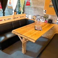 リゾート気分味わえる店内で、ゆったりくつろげるソファ席になっておりますので、ランチ時間からカフェ、ディナーまで幅広いシーンでご利用いただけます◎