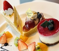 自慢の手造りケーキが豊富に並ぶ