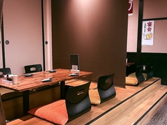 掘りごたつ席でゆったりお食事をお楽しみください。のれんを下ろすと半個室になります。