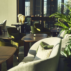 会話を楽しむテーブル席でデートや打ち合わせのご利用はいかがでしょうか。プライベートの空間がたもたれる席をご案内いたします。