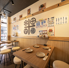 【4名様席】少人数～中規模宴会まで対応 レイアウトの変更も柔軟に対応できるテーブル席です。急な集まりや、ちょっとした飲み会にも使い勝手抜群です。