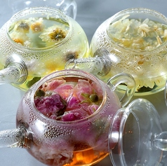 夜明け前に日を浴びていない花を摘み、低温で形を残したまま乾燥させた花茶。