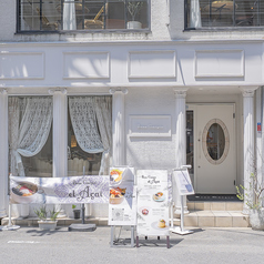 当店では貸切も可能です!お誕生日やサプライズパーティーにぴったりのオシャレな空間で、特別な時間をお過ごしいただけます。大切な人との思い出を華やかに演出し、心温まるひとときを楽しんでみませんか?美味しい料理と共に、素敵なサプライズをサポートいたします。ぜひ、お気軽にご相談ください!