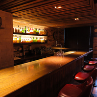 大人の隠れ家のようなシックで落ち着いた雰囲気