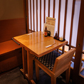 2名掛けのテーブル席は静かな食事にぴったりです。落ち着いた雰囲気の中で、当店自慢の料理をゆっくり味わいながら、心温まる会話をお楽しみください。