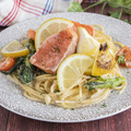 料理メニュー写真&nbsp;サーモンと焼きレモンのパスタ