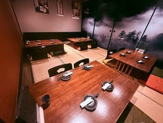 広々とした空間で、家族や友人との楽しい時間を過ごせます。ゆったりとしたお座敷で、リラックスしながら美味しい料理を楽しむことができます。最大20名様で、完全個室でご宴会もお楽しみいただけます。