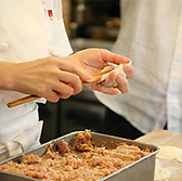 京鼎樓の小籠包は熟練した点心師が餡・皮ともに一からお店で手作りしています。美味しさの秘訣は超薄皮で包んだコラーゲンたっぷりの豊潤スープと豚肉の餡。中が透けて見えるほど超薄皮ですので、ジュワッと口の中に広がる豚肉の餡とスープが織り成す繊細な味わいを存分にご堪能ください。