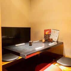 【3～4名様OK】当店の個室は足を伸ばしてゆっくり寛げる掘りごたつで周りを気にせずお食事やお酒を楽しむことができます。お席はテーブルを結合することができ大人数様でのご利用も可能◎(最大8名様)仕事帰りや友達との飲み会、宴会、女子会など様々なシチュエーションにぴったり★心からのおもてなしをご提供致します