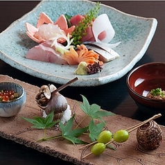 和の情緒漂う空間で至福の時間をお過ごしください。蟹料理、旬の鮮魚、焼き物、贅沢子丼など。