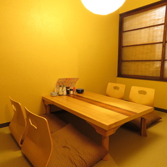 ２階の座敷は個室になります。３名から利用できます。接待、女子会等大事なシーンでのご利用にぴったりです。飲み放題付きのコースは3つあり、3500円(税込)から用意しておりますので、ご来店お待ちしております！