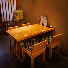 4名掛けのテーブル席は家族や友人との食事会にぴったりです。特別な時間を大切な人と共にお過ごしください。