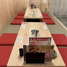 4名様用の落ち着く掘りごたつ席をご用意。気の知れた仲間とテーブルを囲み、充実したひとときをお過ごしくださいませ♪