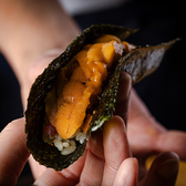鮨にとって素材は命。食材への徹底したこだわりと、厳選された最高級のネタを味わっていただけるよう、心掛けております。より良い素材を探し、味わい深さを追求、最上のおもてなしを心掛けた逸品を、コース料理や一品料理で、是非ご賞味くださいませ