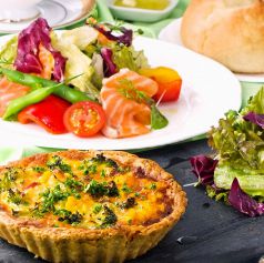 あつあつ焼き立てキッシュランチ1200円♪サラダ・パン付