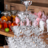 ウェディング2次会を盛り上げる豪華なシャンパンタワー。