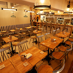 ［Aフロア_店内テーブル × NYスタイル空間 ］2-4名席(結合可能）大切な友人や家族、デートはもちろん、少人数で飲み会などにおすすめのゆったりテーブル席をご用意しました。ちょっとした普段使いにおすすめのお席です。