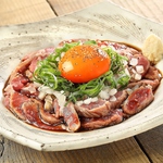 表面をさっと炙ったラム肉をユッケにしてご提供。自慢の卵、塚だまを使用し濃厚な味わいに。