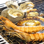 牡蠣・ホタテ・ハマグリ・サザエなど人気の貝が入った浜焼きセット！