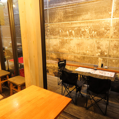 当店のテーブル席は、20名様までの貸切が可能です☆昭和レトロな雰囲気が漂う古民家居酒屋では、アットホームな雰囲気でお客様をお迎えいたします！壁にはお客様との撮影したチェキが飾られ、その日のおすすめが書かれた黒板メニューも◎ご友人同士や同僚との飲み会など、お客様の大切な思い出作りに、ぜひご利用ください！