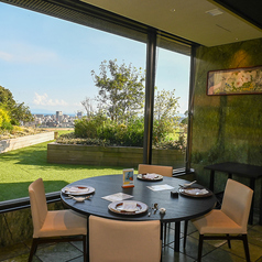 窓側には四季を感じられる庭園を眺めながら食事が楽しめるお席をご用意しております。誕生日や記念日などの特別な日やご家族での食事など様々シーンでご利用いただけます。お祝いコースのご用意もございますので、用途に合わせてぜひご利用ください。誕生日祝い/記念日/個室完備/居酒屋/鹿児島市