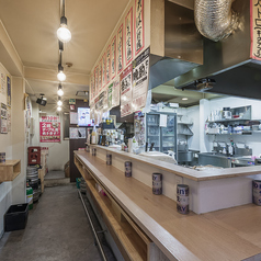 【立ち飲み15席】立ち飲みを楽しめるカウンター15席！仕事終わりに軽く一杯という時に最適♪お一人様はもちろん、2名様も大歓迎です！ゆっくりとメニューを眺めながら今日の気分のおつまみとお酒をじっくりと選ぶという至福の時間をお楽しみください！カウンター席限定ちょい飲みセットはワンコインの500円！