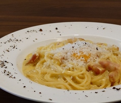 生クリームたっぷりベーコンのカルボナーラ
