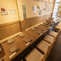 【8名様席】仲間とワイワイ盛り上がる！グループ宴会テーブル席 合コンや部署の飲み会、サークルの集まりなど、中規模グループのご宴会にぴったりなお席です。皆様の顔が見渡せる配置で、一体感のあるご宴会が可能です。