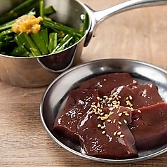 昭和空間で絶品サイドメニューも食べ尽くす贅沢焼肉宴！
