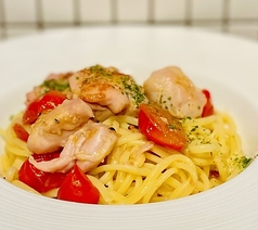 鶏もも肉の昆布〆と梅肉、フレッシュトマトのパスタ