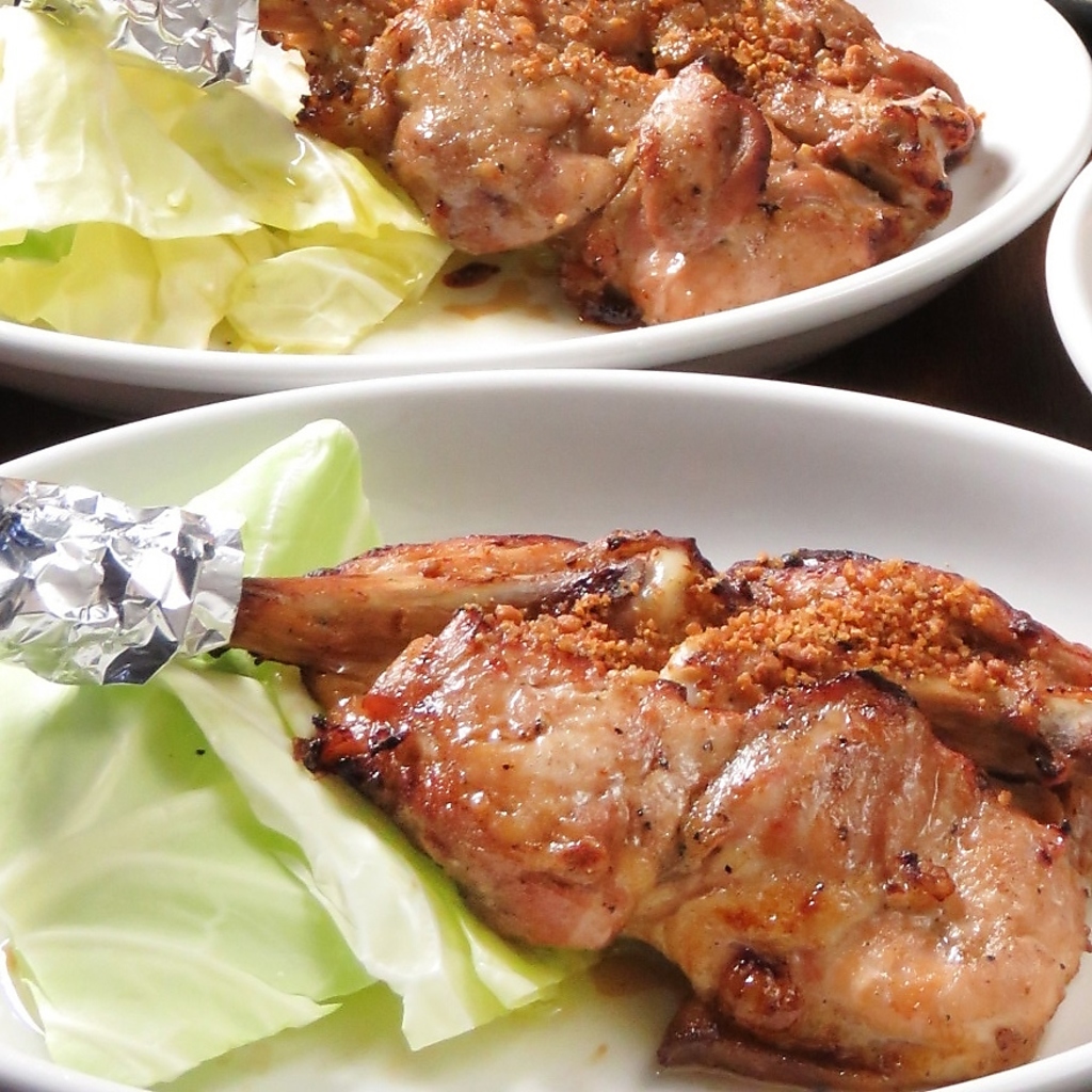 讃岐名物の《骨付鳥》をかくれんぼオリジナルでご用意！ぜひご賞味あれ。